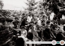 39 - Közös énektanulás hangszerkísérettel – Téka tábor, Nagykálló-Harangod, 1980-as évek | Téka Archívum